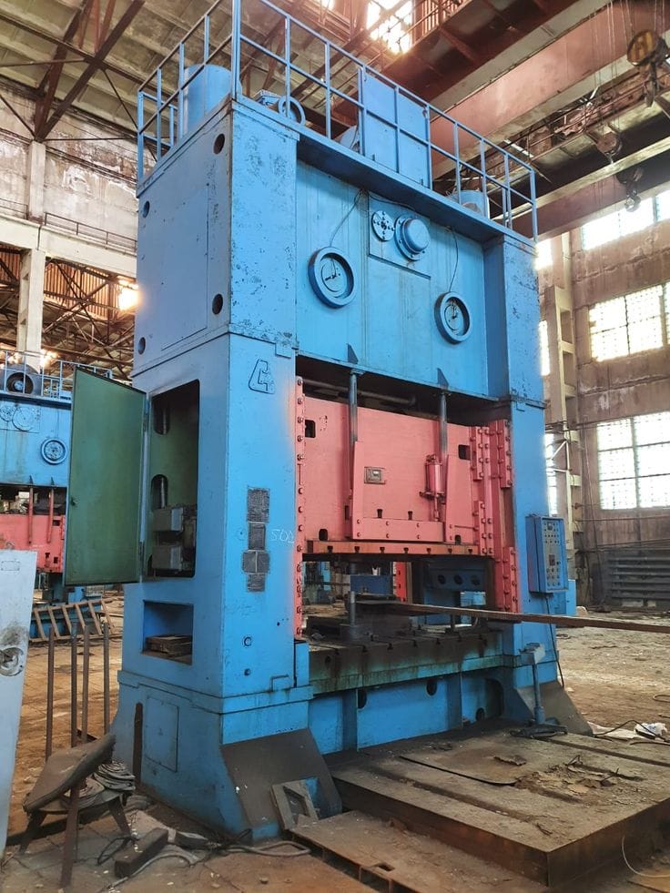 Heavy hydraulic forming press in the OMH factory